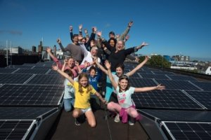 Leden van de Haagse energiecoöperatie Langebeesten Energiek op het collectieve zonnedak van poptempel Paard.