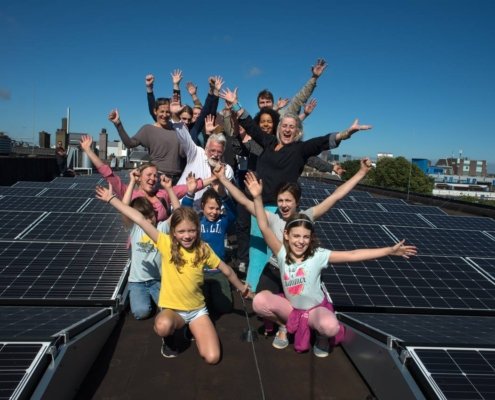 Leden van de Haagse energiecoöperatie Langebeesten Energiek op het collectieve zonnedak van poptempel Paard.